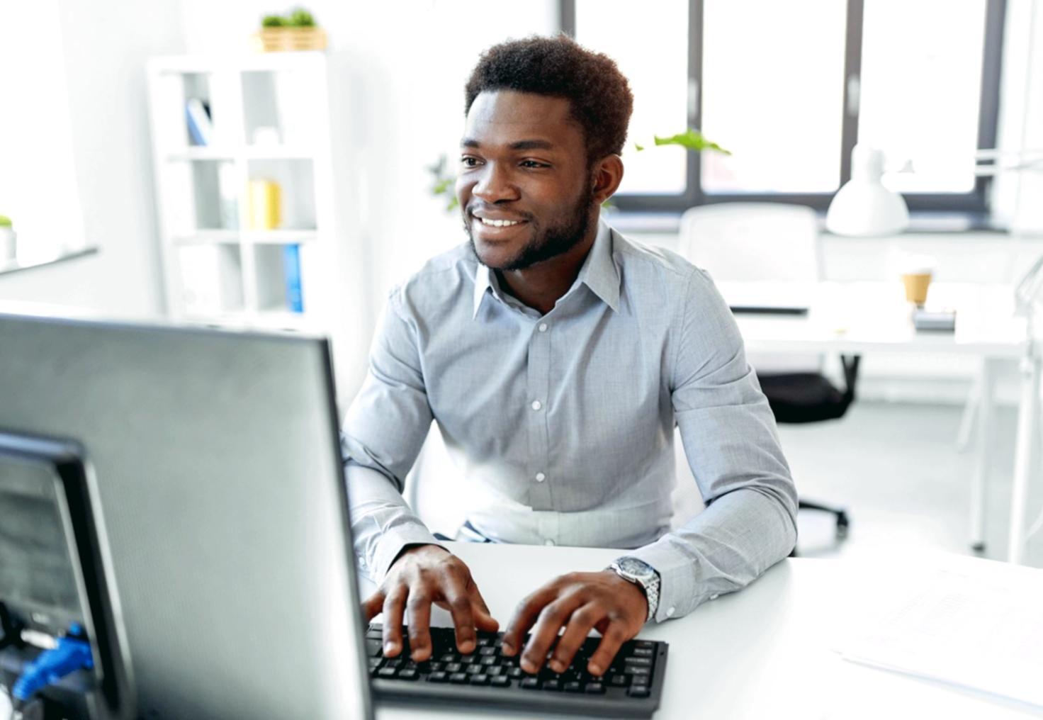 Nahaufnahme eleganter Textilien und Accessoires in natürlichem Licht