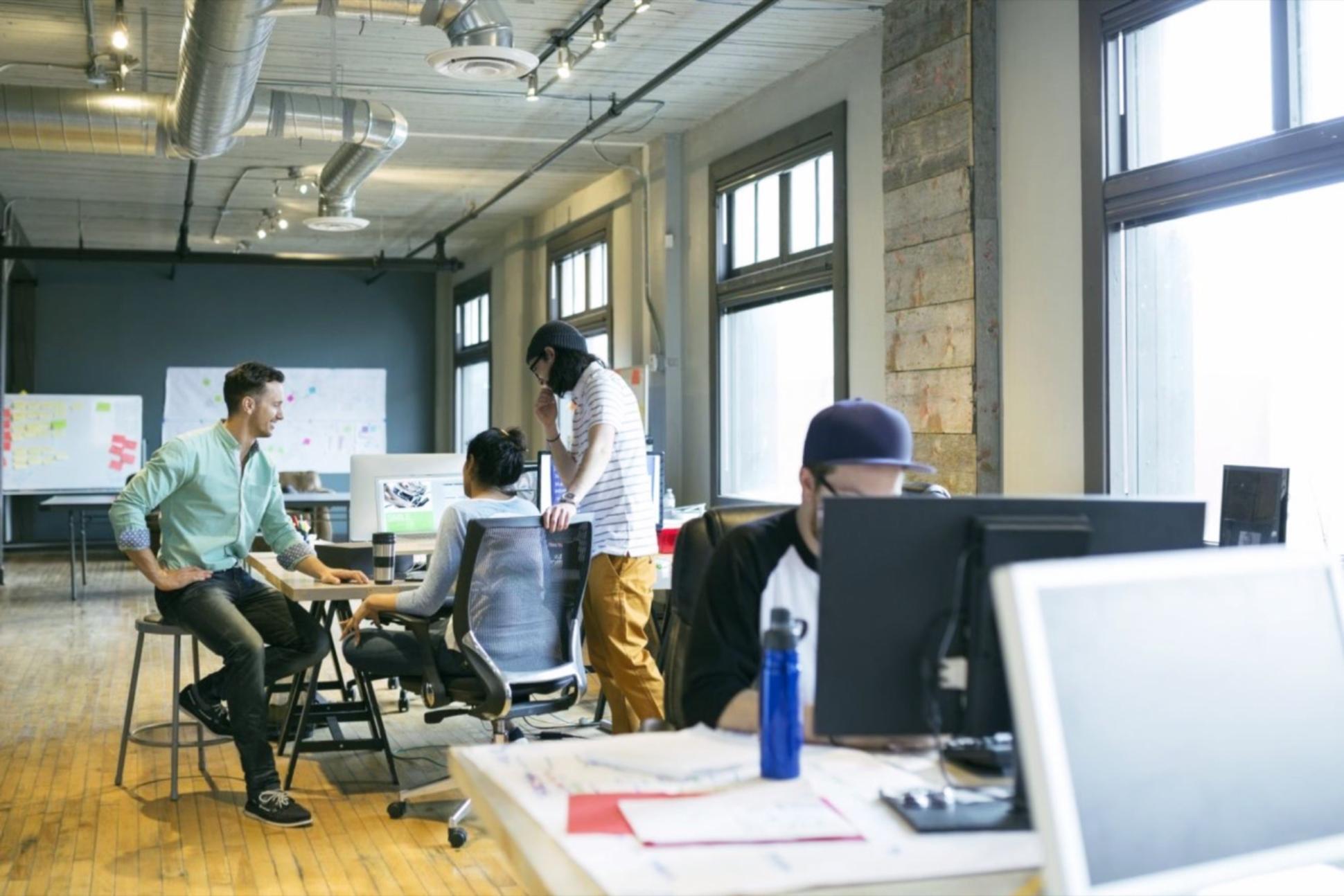 Jemand wählt sorgfältig Kleidungsstücke aus einem vielfältigen Kleiderschrank aus