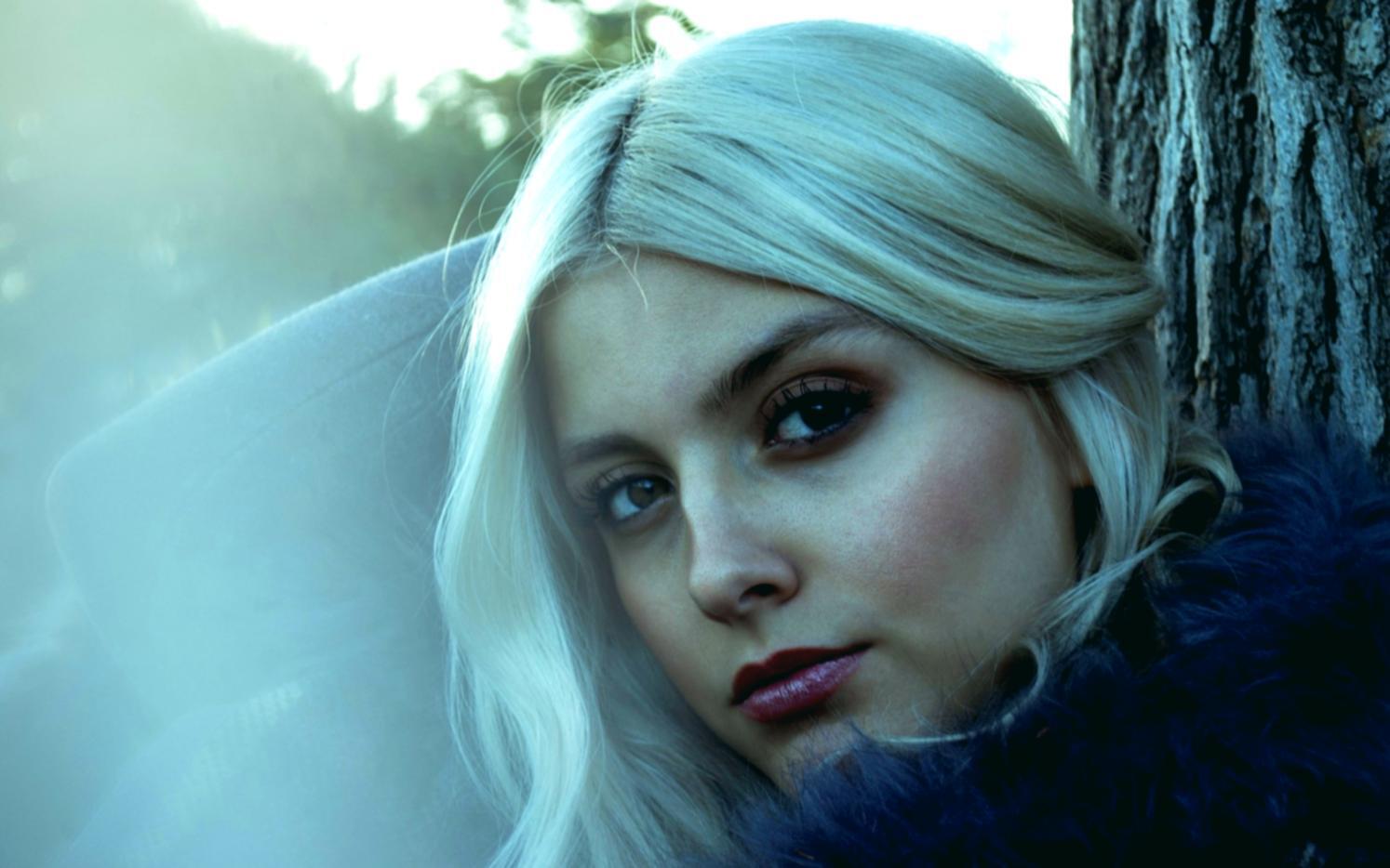 Stilvolle Kleidungsstücke auf einer modernen Garderobe präsentiert